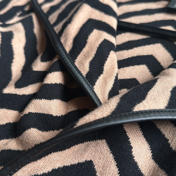 🆕 Tahari Open Belted Cardigan Jacket Black Brown Chevron Pattern Size Medium - Picture 11 of 17